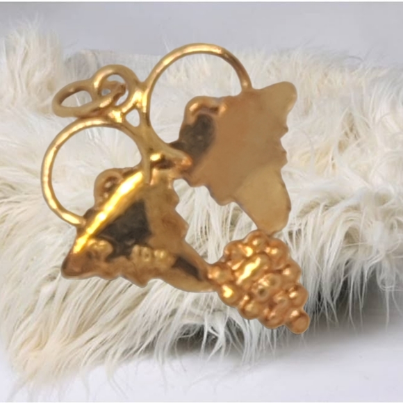 10k Gold Designer Grapevine Pendant - Picture 6 of 8